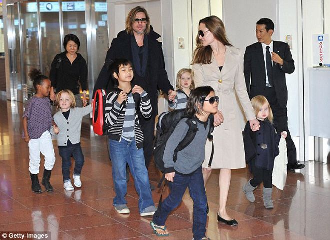 Brad_and_Angelina_with_children