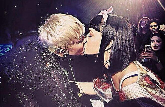 Miley and Katy kissing