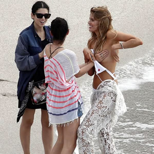 Victoria's Secret Model Maryna Linchuk gets the 'support' of a Very Hands-on
