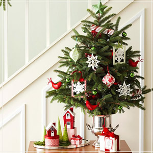 Decorate a Christmas Tree Elegantly