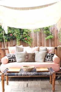 14 Outdoor Pallet Furniture DIYs for Spring