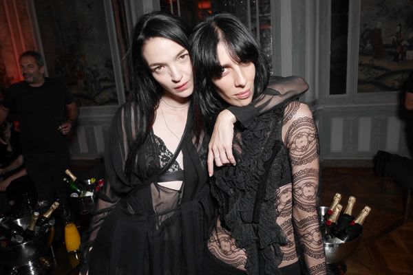 Mariacarla Boscono and Jamie Bochert