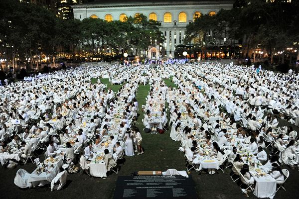 Partygoers at New York's DÃ®ner en Blanc