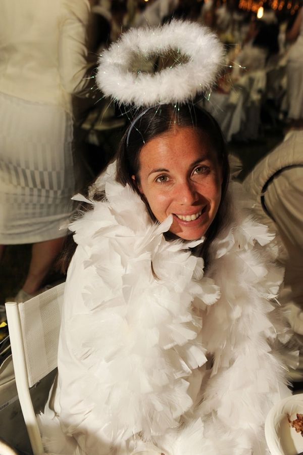 Partygoers at New York's DÃ®ner en Blanc