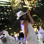 Partygoers at New York's DÃ®ner en Blanc