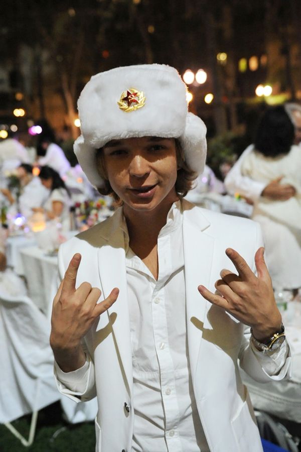 Partygoers at New York's DÃ®ner en Blanc