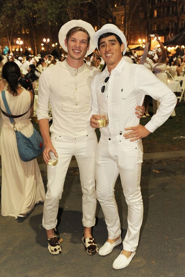 Partygoers at New York's DÃ®ner en Blanc