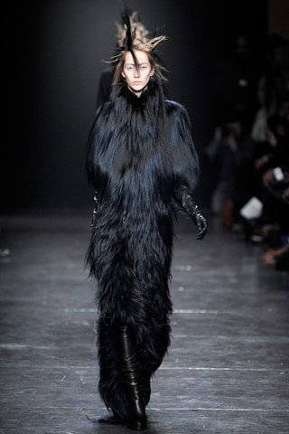 Ann Demeulemeester RTW Fall 2011 Collection Gallery 23