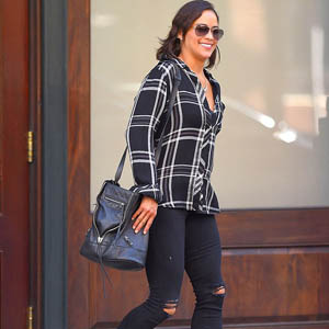 Paula Patton looks toned in extremely tight skinny jeans