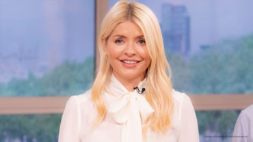 Holly Willoughby ‘gets more beautiful by the day’ fans cry as she stuns in new photo