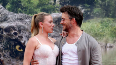 Scarlett Johansson and Jonathan Bailey steal the show with a sweet kiss at the ‘Jurassic World’ rebirth premiere